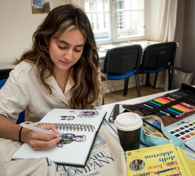 Student draws for an art class while studying abroad in Paris